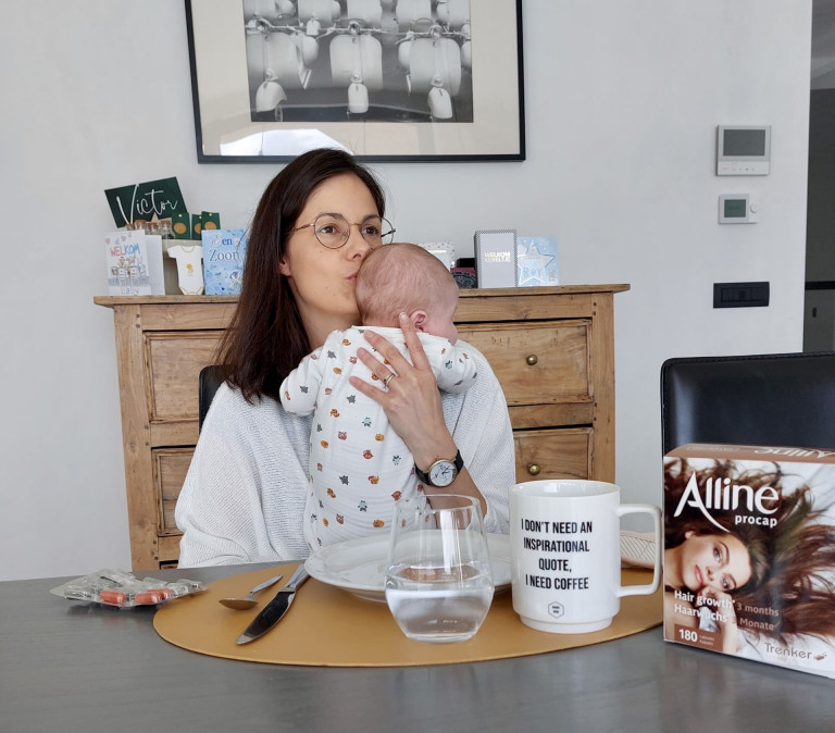 Mama met baby aan ontbijttafel