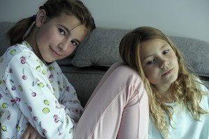 Meisjes zitten in pyjama in de zetel