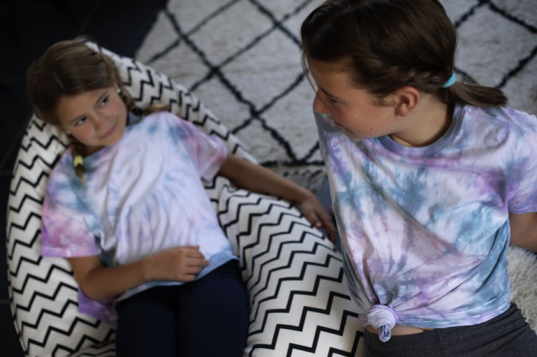 Meisjes met zelfgeverfd T-shirt