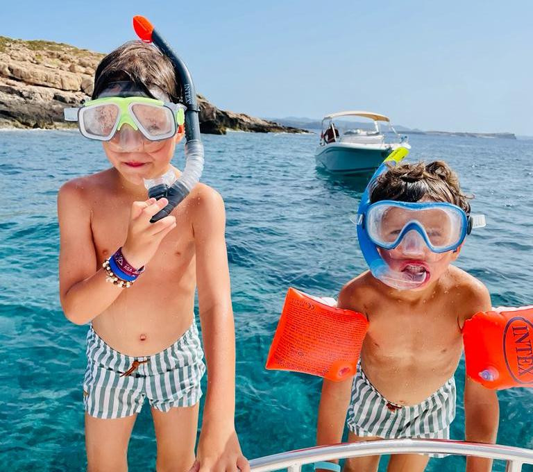 jongens op boot met duikbril