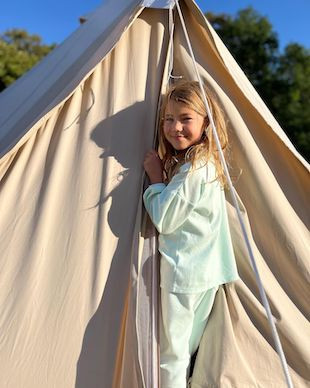 meisje aan tent