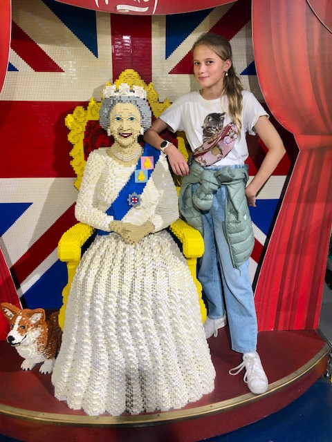 Meisje naast Britse queen in lego
