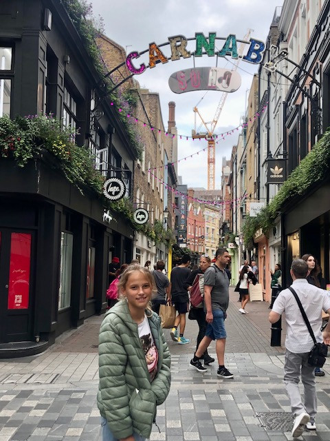 Meisje in Carnaby in Londen