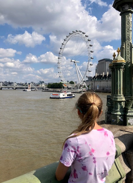 Meisje kijkt naar the London Eye