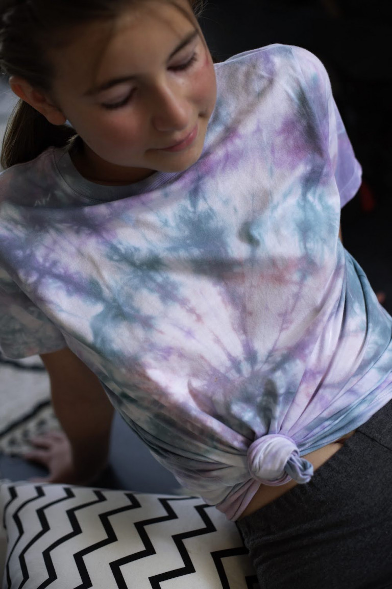 tienermeisje met tye dye t-shirt