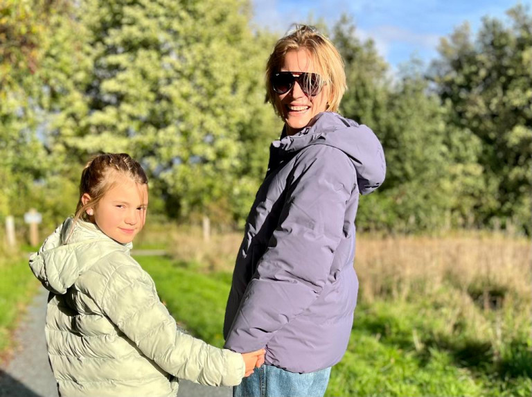 mama en dochter op wandel