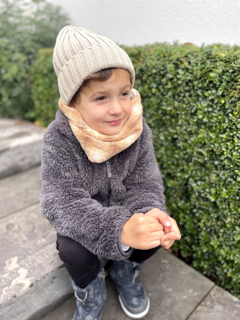 jongen met fleece en muts heattech