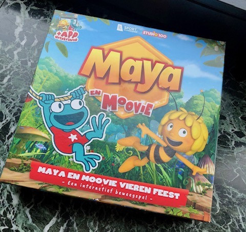 Maya en Moovie vieren feest gezelschapsspel