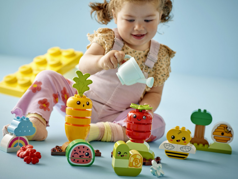 LEGO DUPLO meisje speelt met biotuin