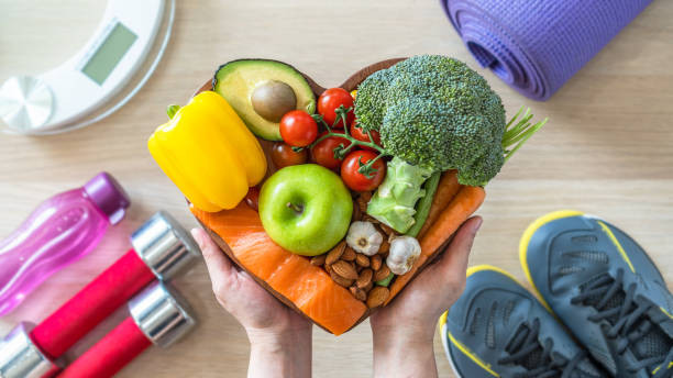 gezonde voeding omringd door sportgerief