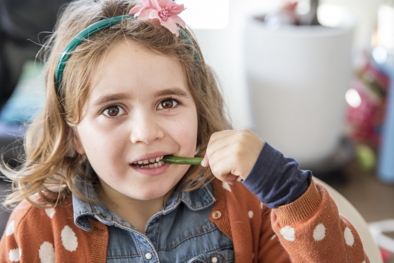 Meisje eet boontje