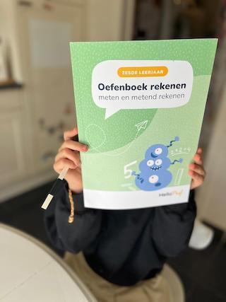 meisje met oefenboek rekenen