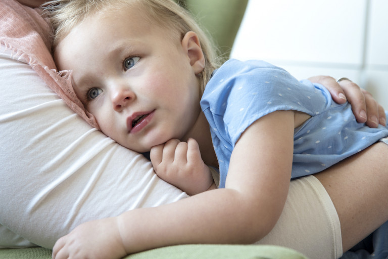 klein meisje ligt bij mama