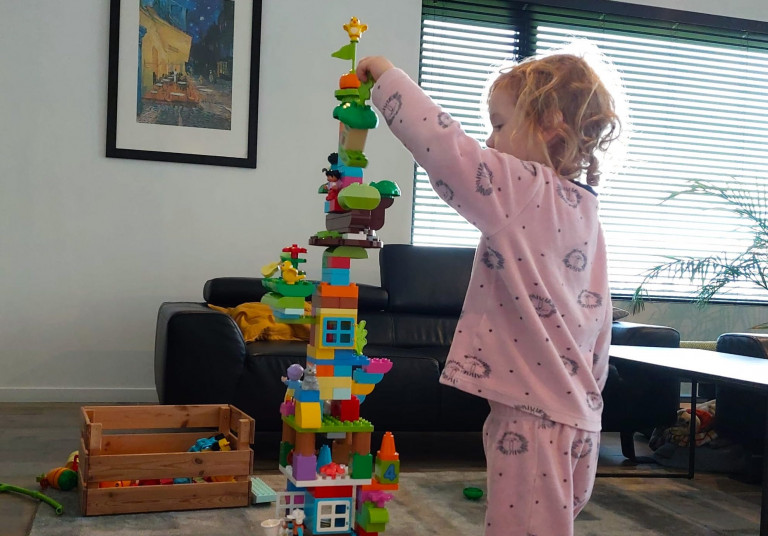 Meisje bouwt toren met DUPLO blokken