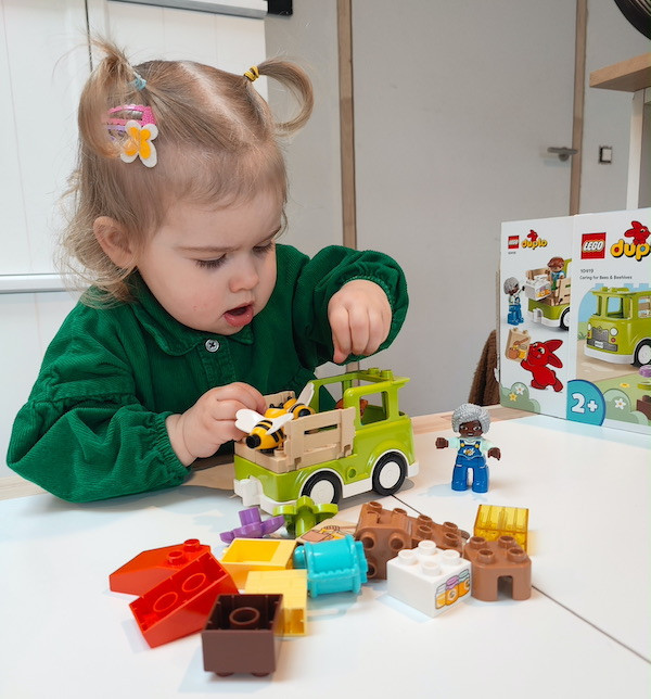 Meisje speelt met LEGO DUPLO