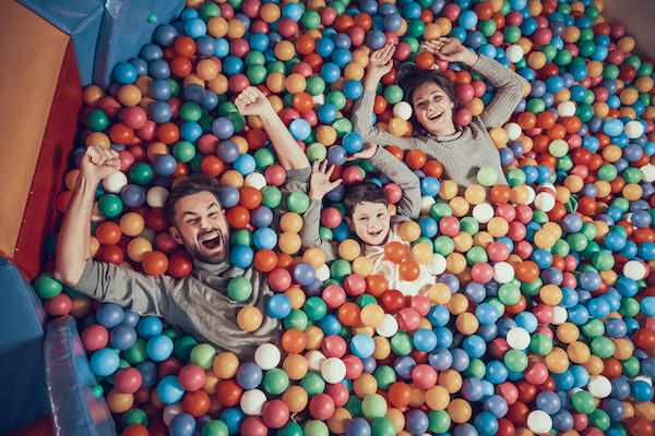 mama, papa en kind in ballenbad