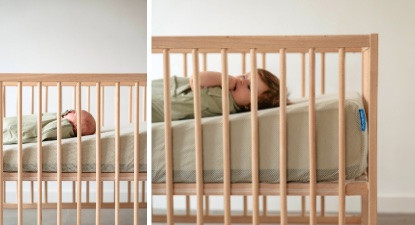 baby slaapt op hellende matras