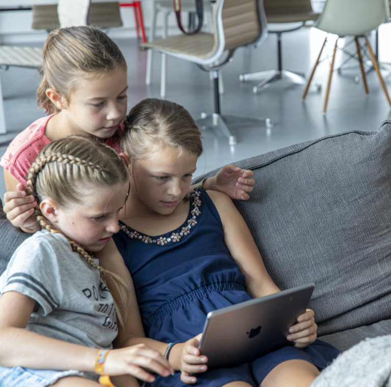 meisjes kijken op ipad