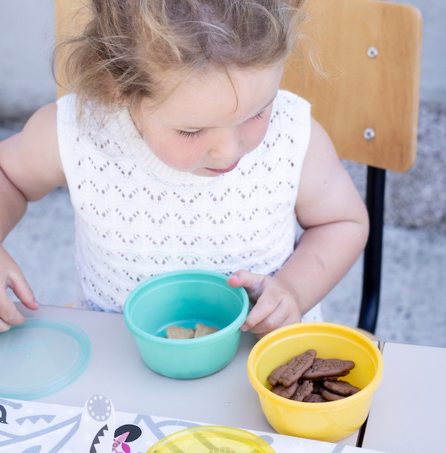 Meisje met doosjes met koekjes