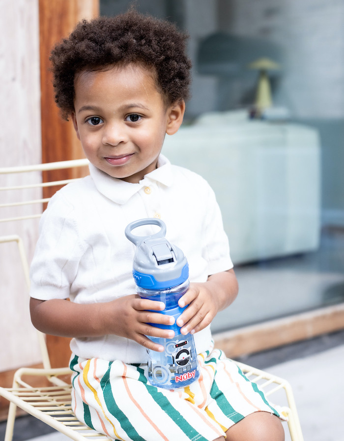 Jongen met Nûby drinkbeker