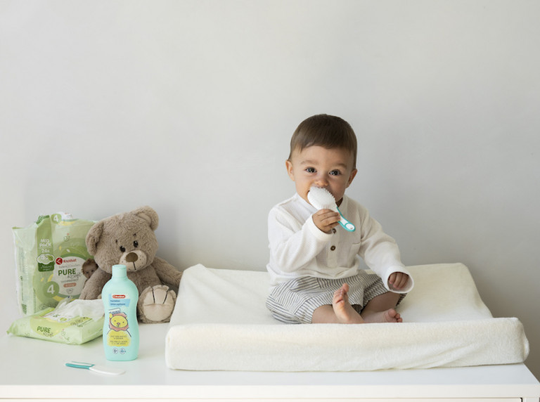 Baby op verzorgkussen