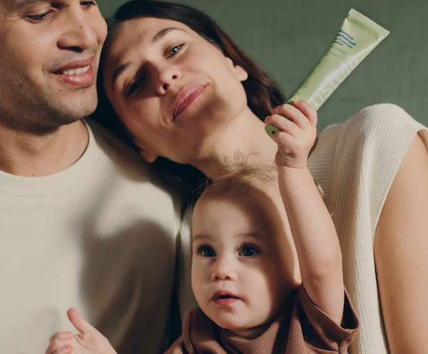 Gezin met baby met multifunctionele balsem avocado Mustela