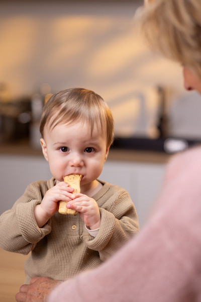Peuter eet berenkoekje Bambix