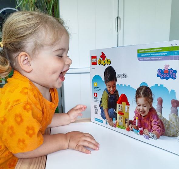 Meisje met doos van set LEGO DUPLO peppa pig