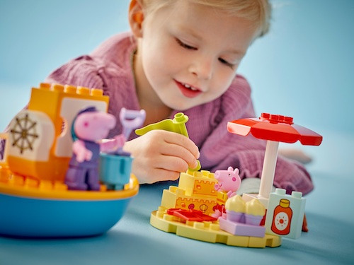 Meisje speelt met LEGO DUPLO peppa pig