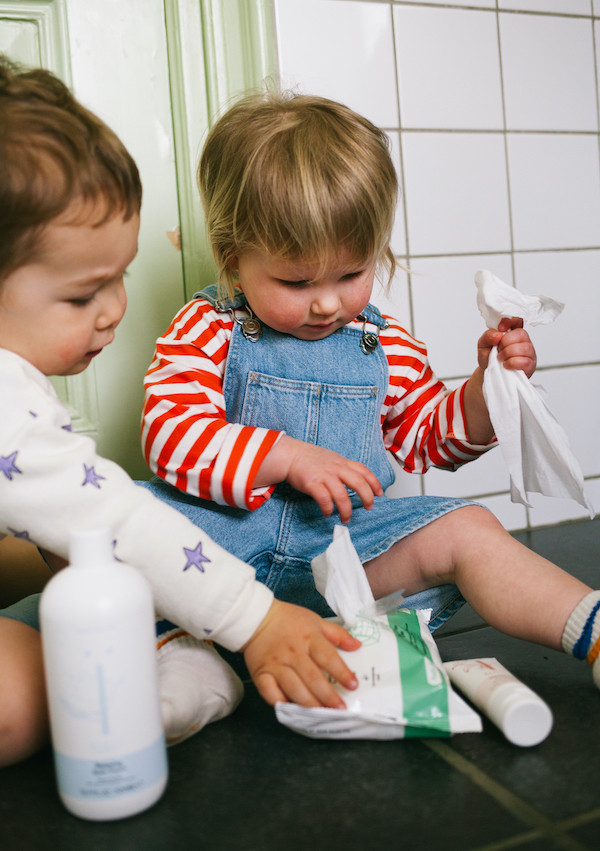 Peuters met vochtige doekjes van Naïf