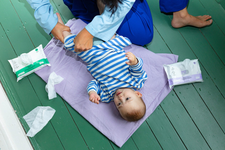 baby op verversdeken met billendoekjes Naïf