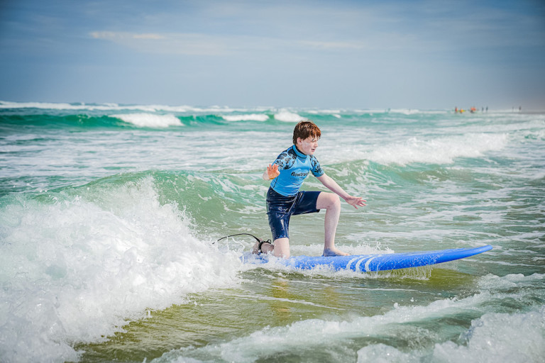 Surfvakantie Flowtrack jongen op surfplank
