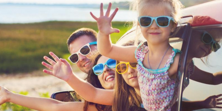 vakantie gezin in de auto