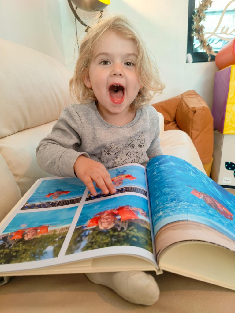 kindje met fotoboek