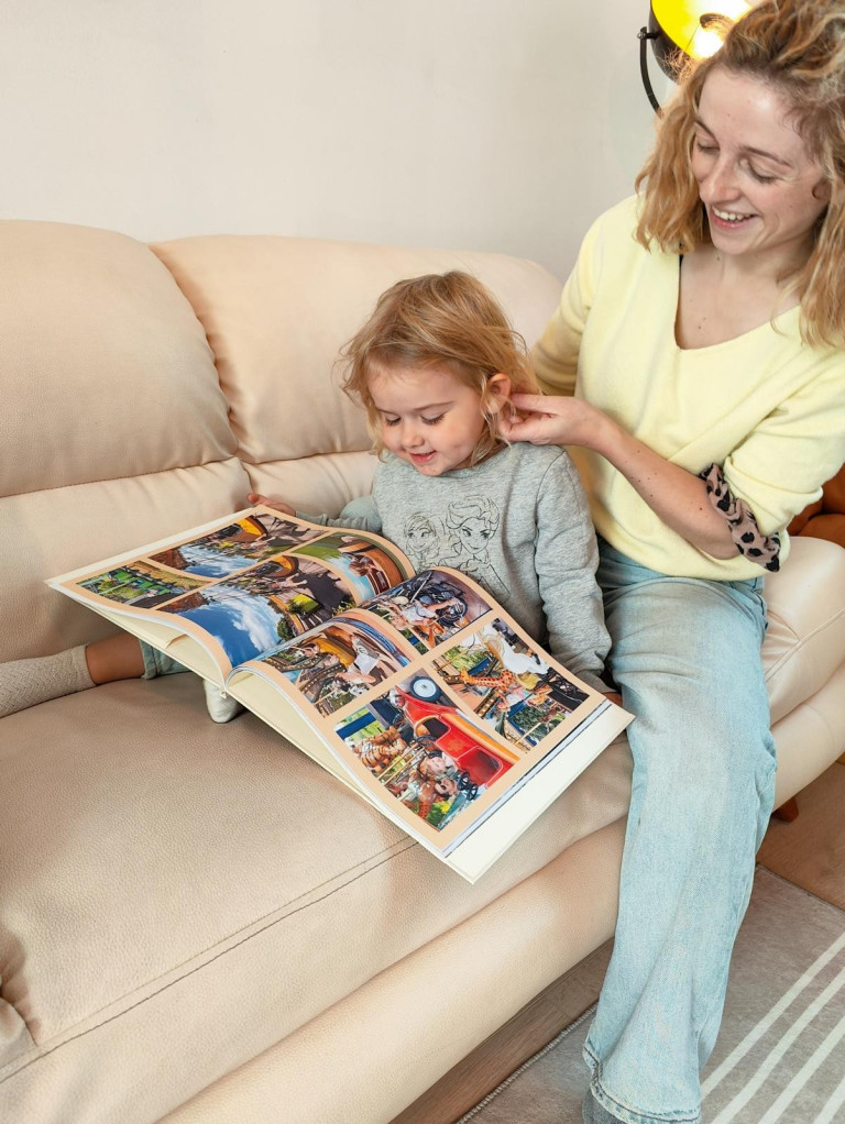 kindje met mama in fotoboek kijkend