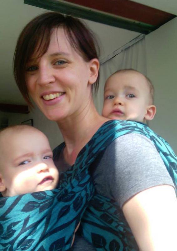 mama met tweeling in draagzak