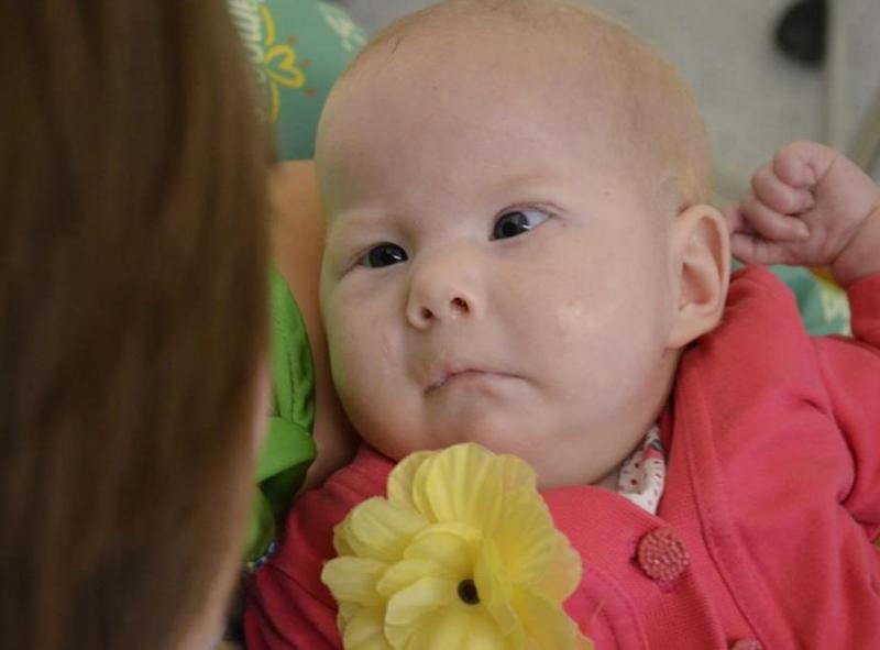 baby kijkt naar mama 