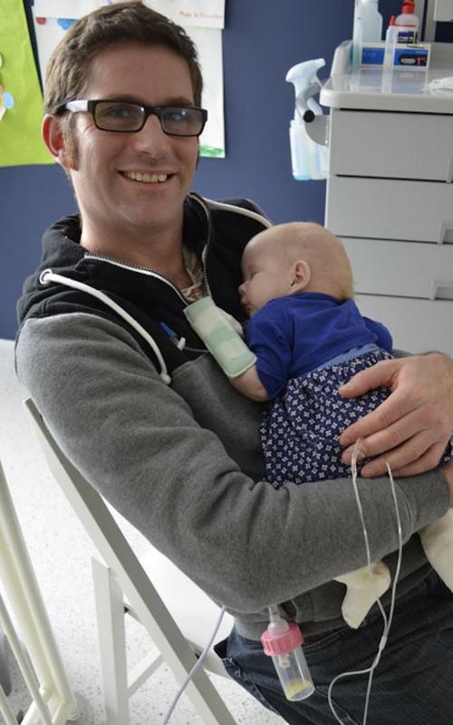 papa met baby