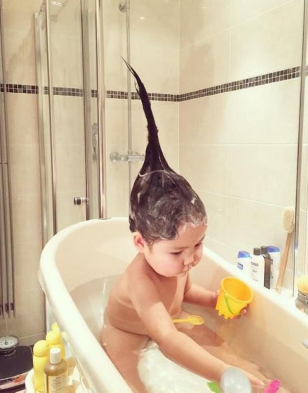 kindje met shampoo in haar