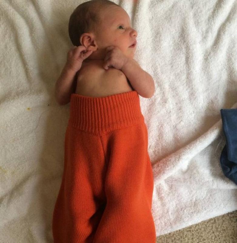 kindje met te grote broek