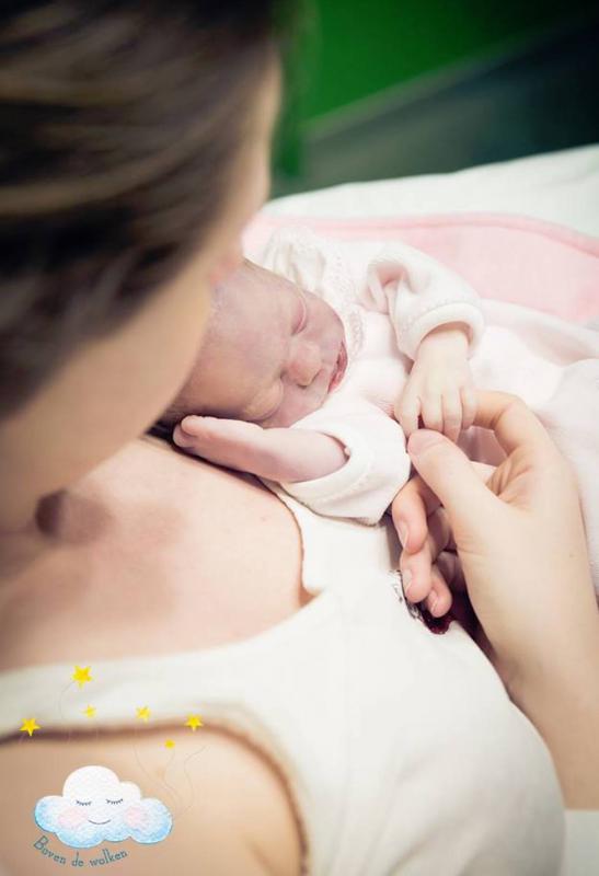 mama met doodgeboren kindje op haar