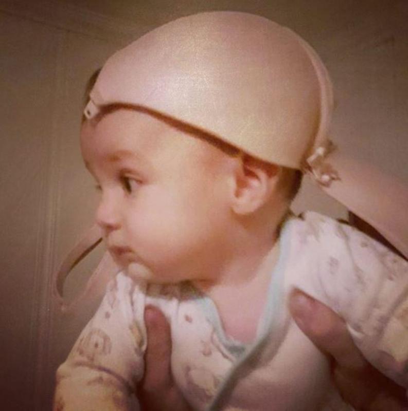 baby met bh op hoofd