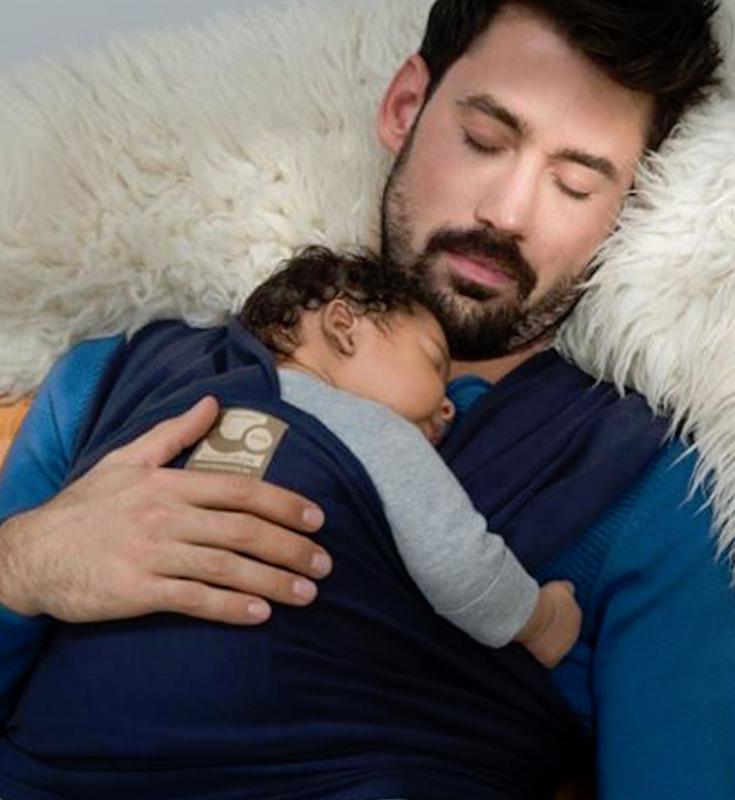 papa met baby in draagdoek
