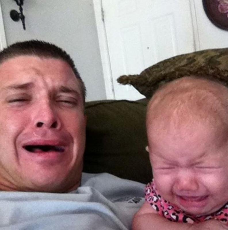 baby en papa huilen