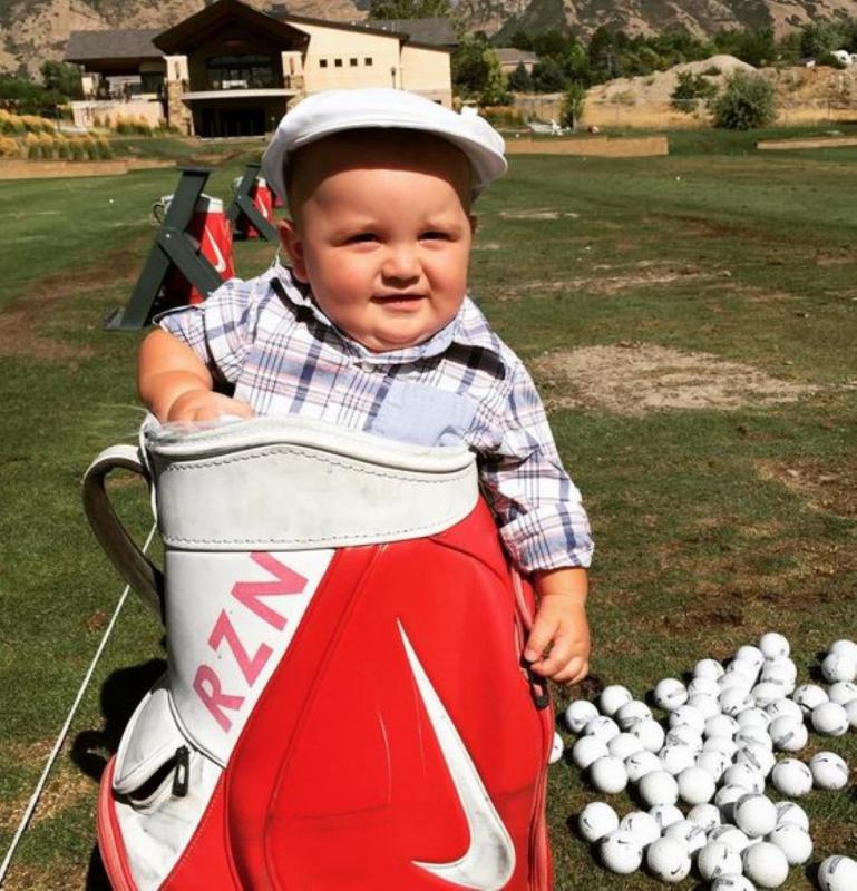 kindje in golftas