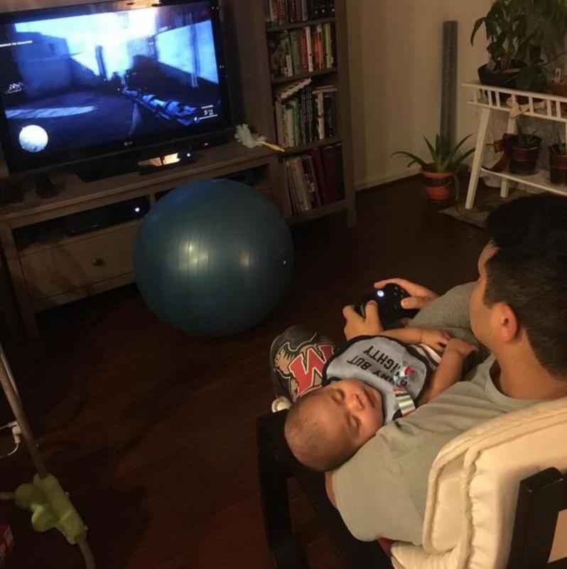papa met slapend kind in zetel voor tv