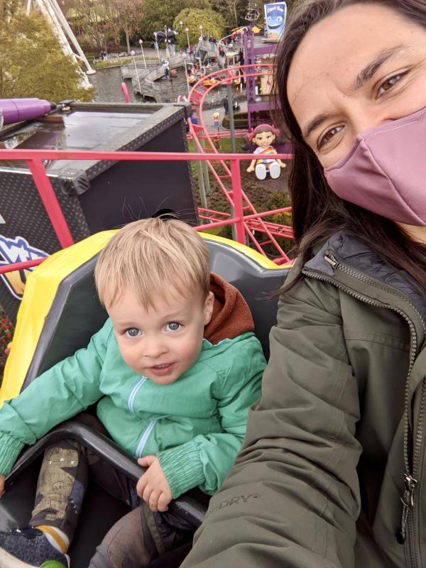 Mama met zoontje in pretpark