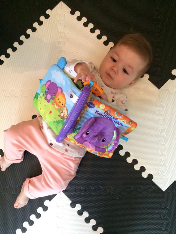 baby speelt met boekje