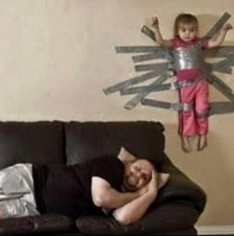 meisje op muur met ducktape