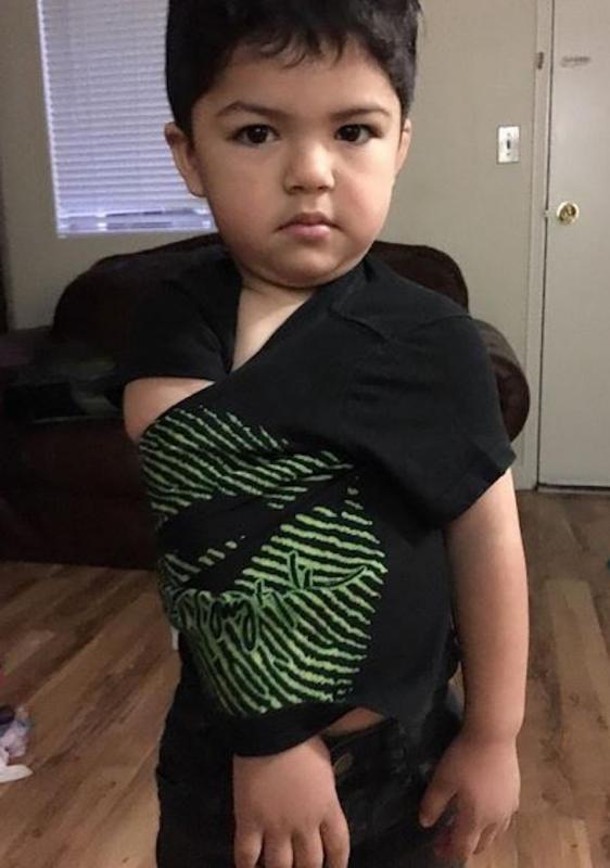jongen met t-shirt verkeerd aan